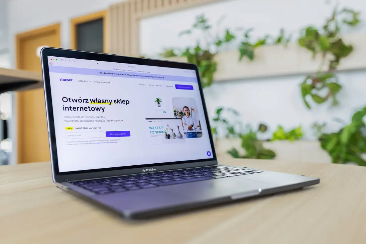 Mastering the First Impression: Your intriguing post title goes here Close-up of a laptop with an open e-commerce website, surrounded by modern office decor.